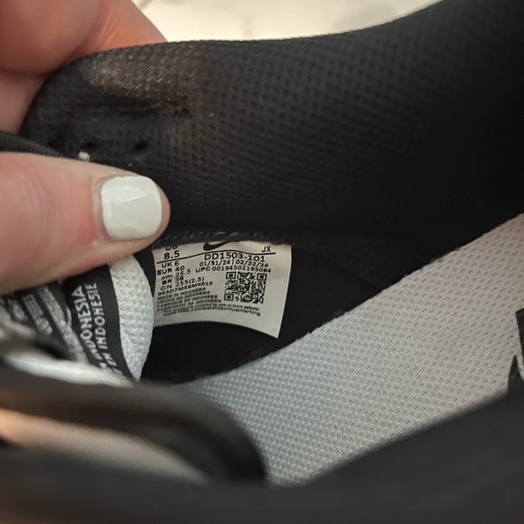 Nike Women's Black and White Sneakers - Picture 4 of 4